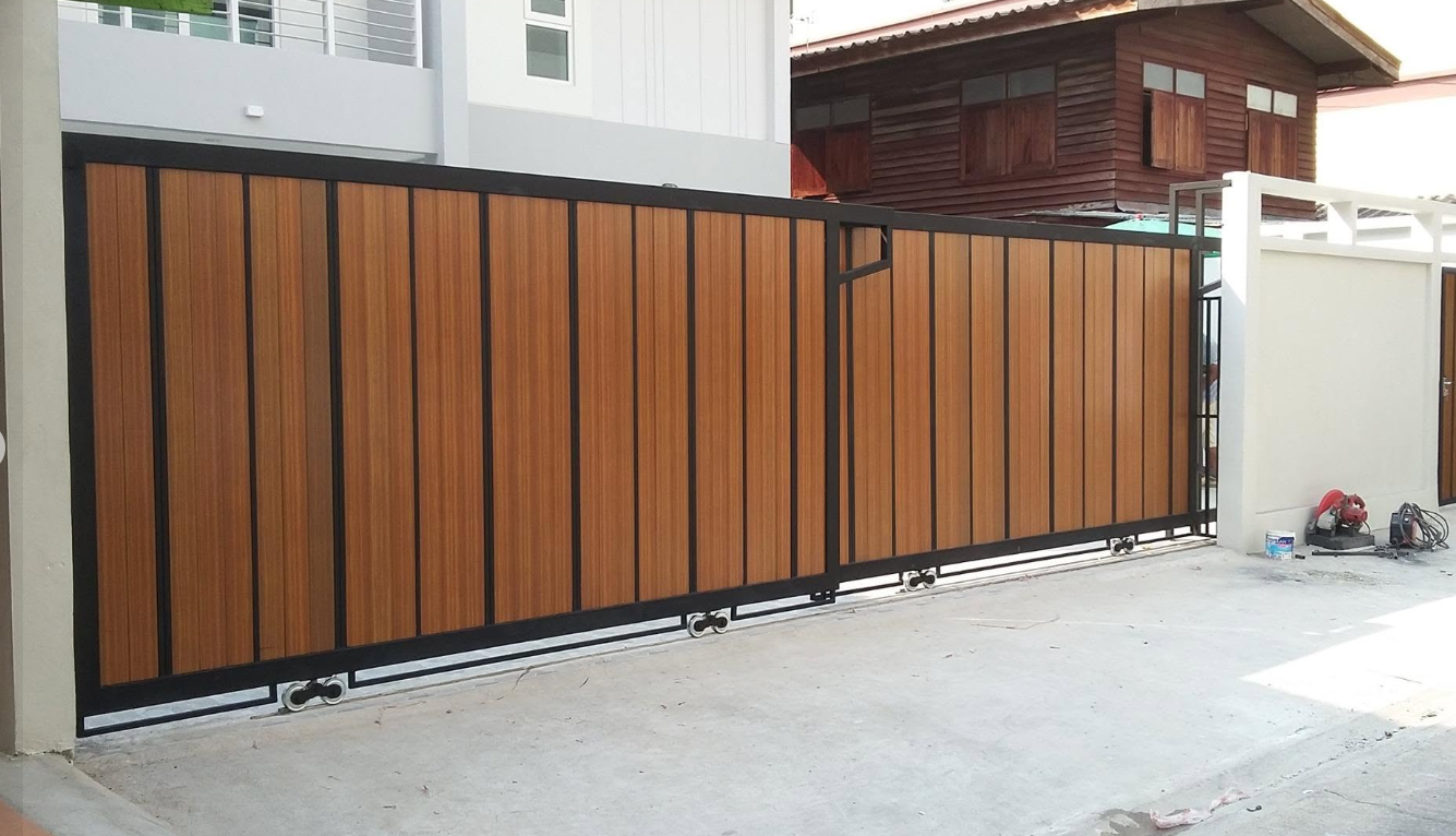 ประตูบานซ้อนอะลูมิเนียมลายไม้