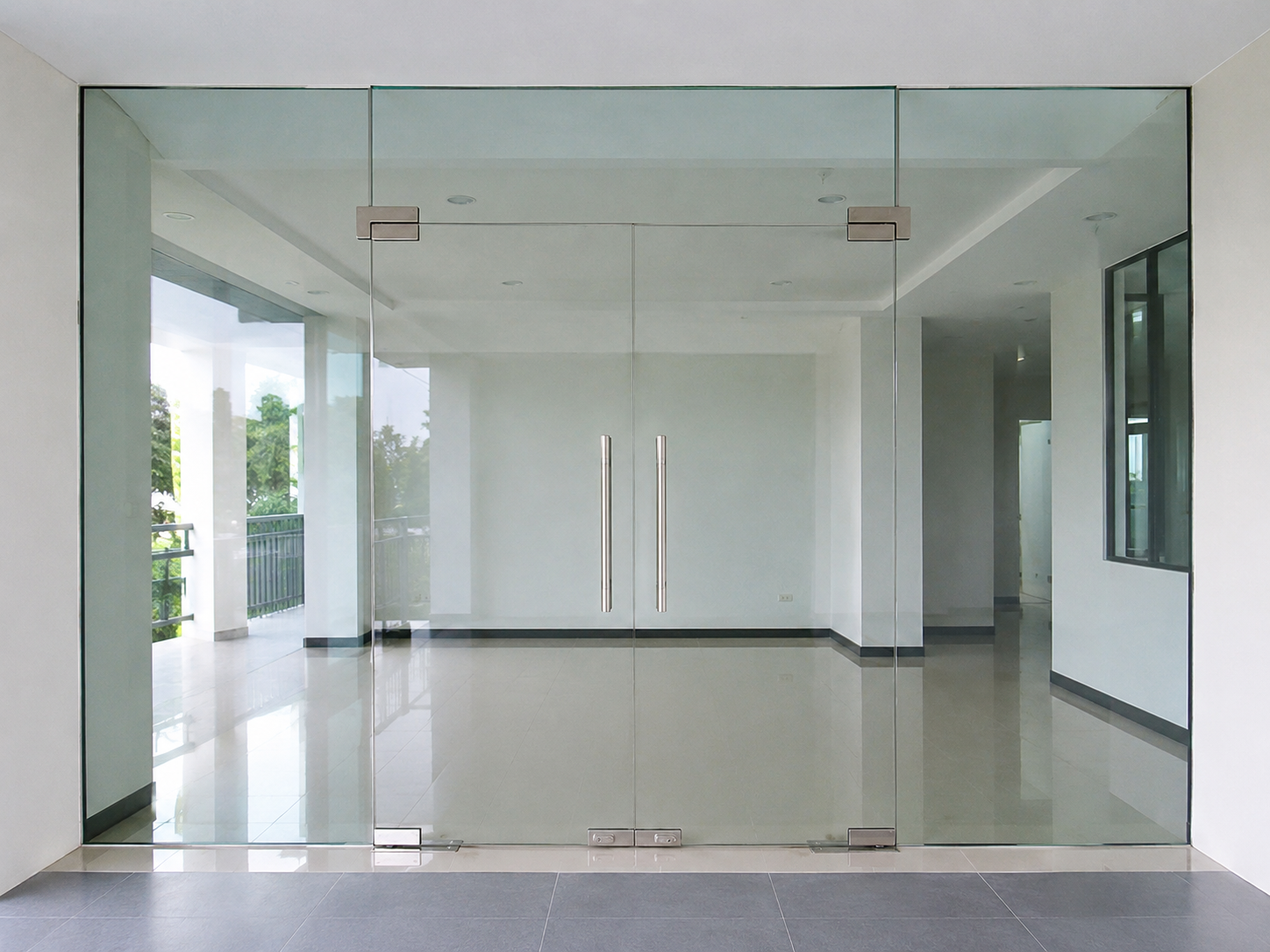 กระจกเทมเปอร์บานเปลือย (Frameless Tempered Glass Door) บานสวิง 2 บาน พร้อมบานฟิกซ์