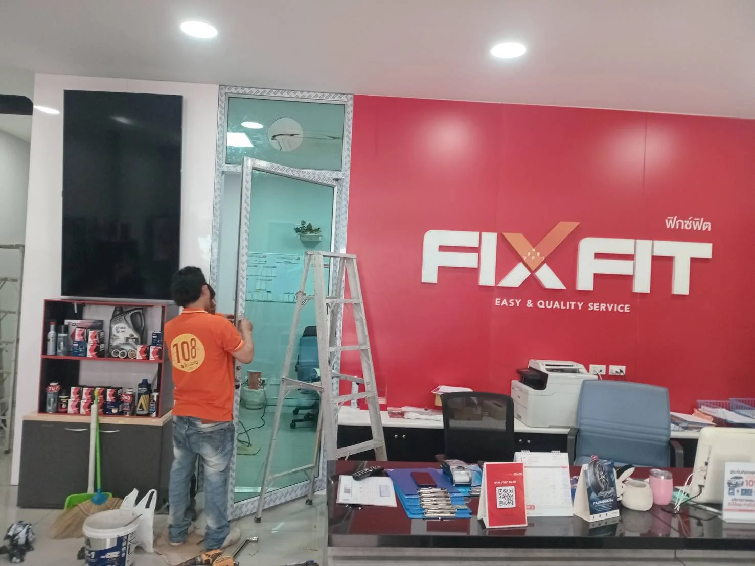 ประตูกระจกบานสวิงมีกรอบ อลูมิเนียม