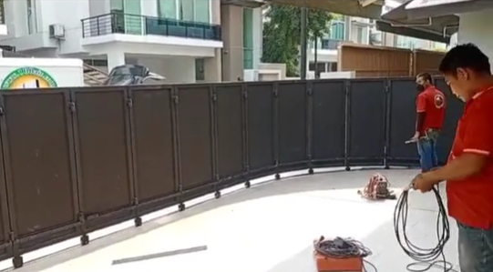 บริการติดตั้งประตูบานเลื่อนโค้งรีโมทไฟฟ้าโดยช่างมืออาชีพ