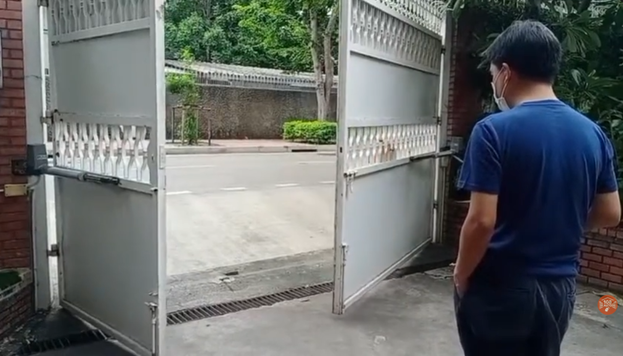 ประตูบานสวิงแบบแขนรีโมทไฟฟ้า 300kg ระบบไฮดรอลิก